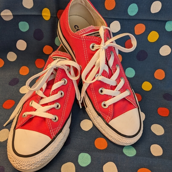 Converse All-Star canvas sneakers in fuchsia. Size 6. - Picture 2 of 5